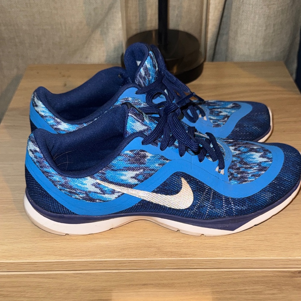 Nike Women's Blue and White Athletic Sneakers